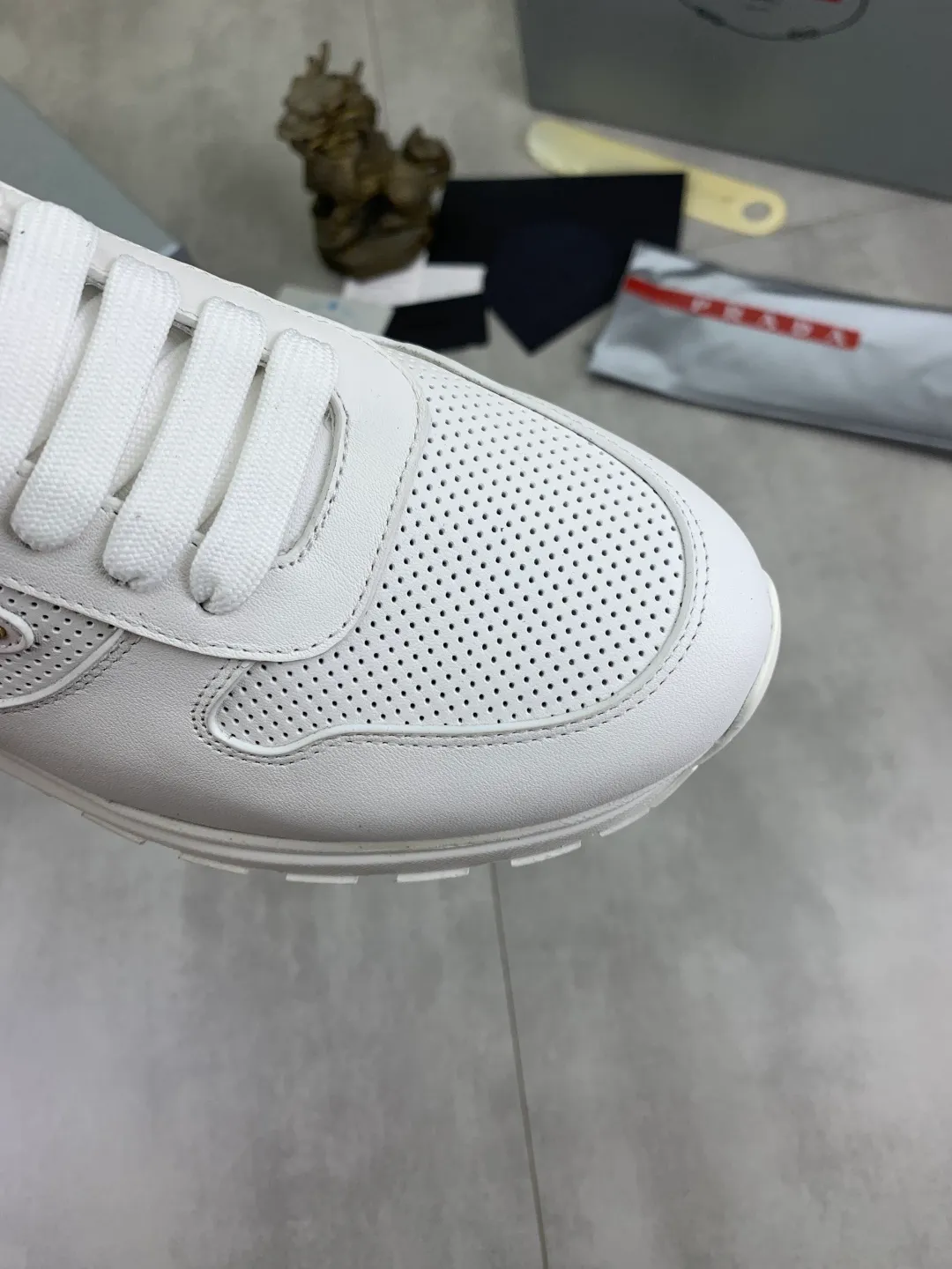 Men's shoes 💰P520 new (higher version) new PRADA (Prada) classic models are on the market at the same time, new men's shoes, 😘fabrics are selected from original imported calfskin. First layer of imported cowhide lining. The original version is awesome! 👍🏿Original open-molded non-slip PU outsole, with exquisite lines, simple and elegant, super comfortable and classy on foot, suitable for leisure travel. Code number: 38-45 (46 customized) 2️⃣ colors available